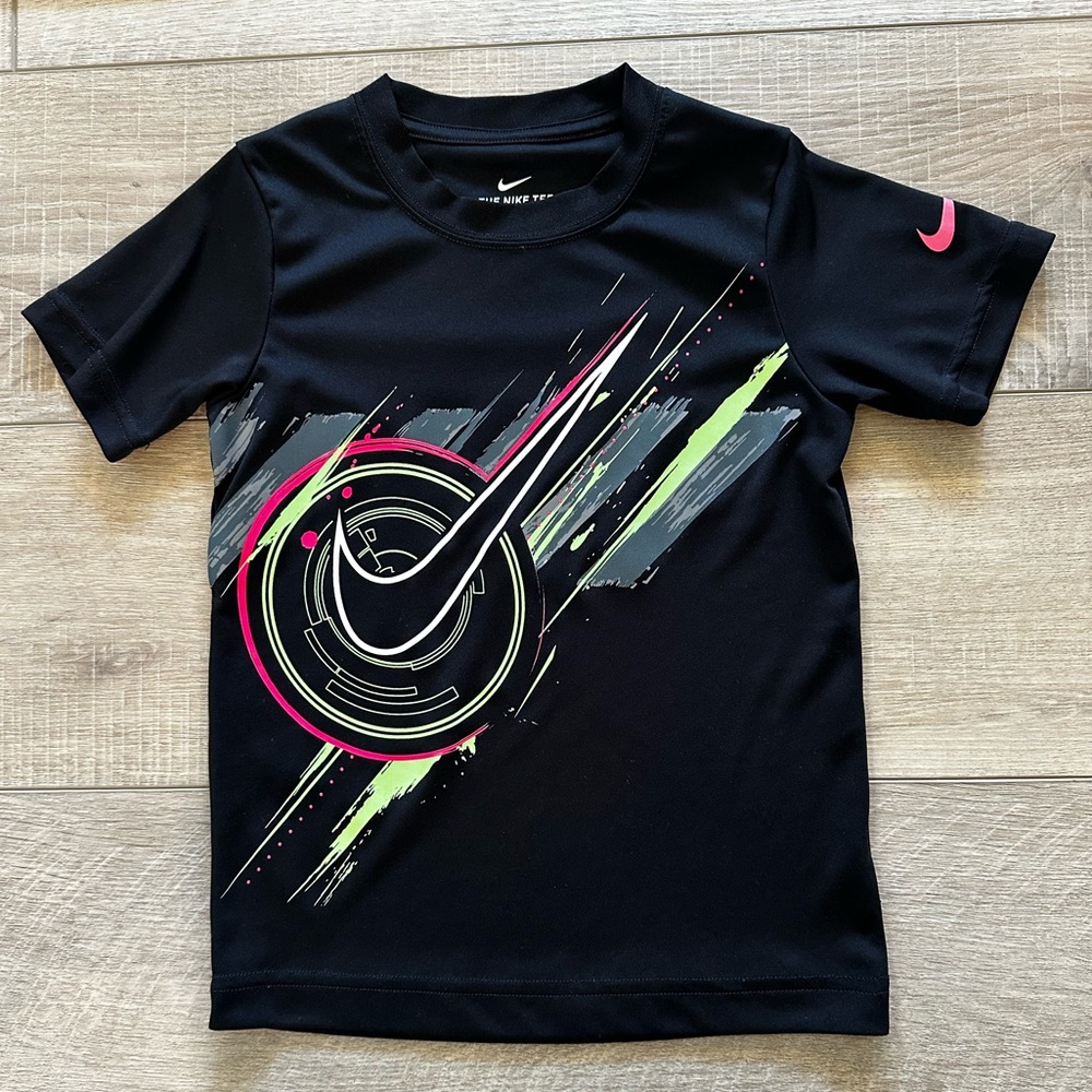Nike boys shirt in excellent condition